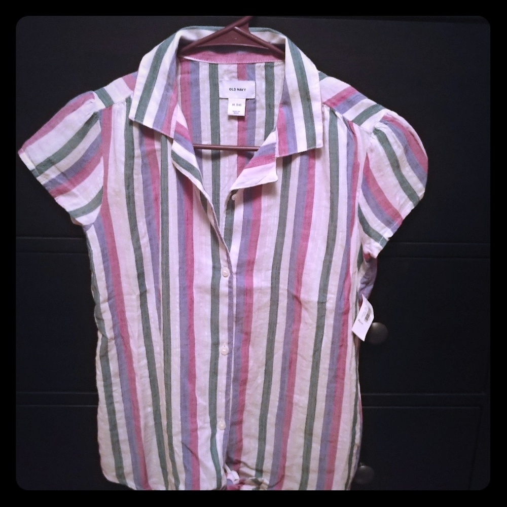 Very cute button down tied front shirt!